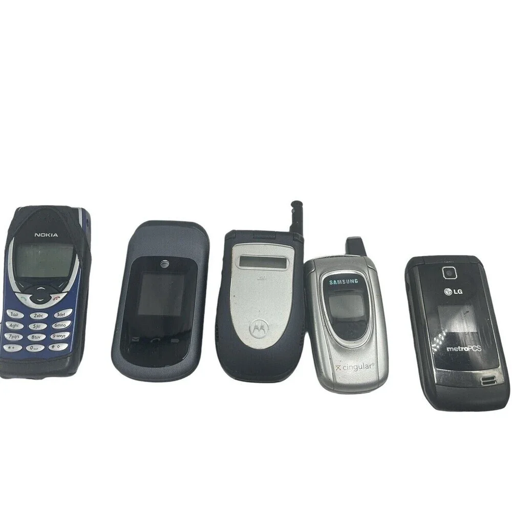 Lot 5 Vintage Cell Phone Flip Phones from Various Brands FOR PARTS, AS IS.